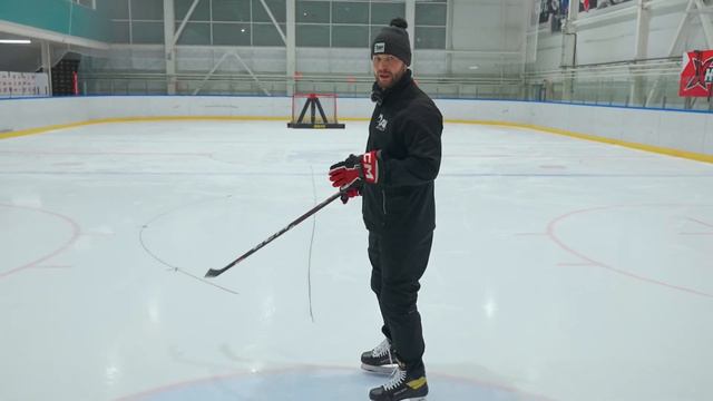 ТЕХНИКА КАТАНИЯ СПИНОЙ ВПЕРЕД В ХОККЕЕ «ПРОКАТ НА ВНУТРЕННИХ РЕБРАХ СПИНОЙ» смотреть онлайн