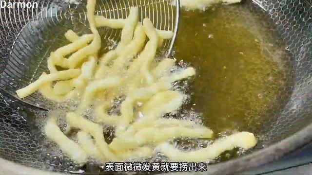 不用烤箱，自制好吃的沙琪玛，松软香甜 смотреть онлайн