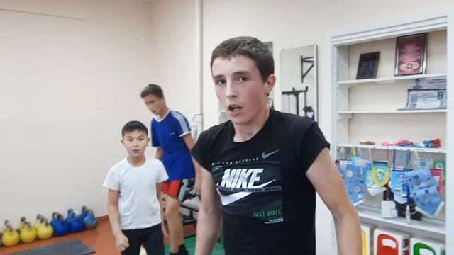 Гиревой спорт. Рывок 16кг за 8 минут. В.к. до53кг. Кадочников Рифат(189) и Комаров Константин(143) смотреть онлайн