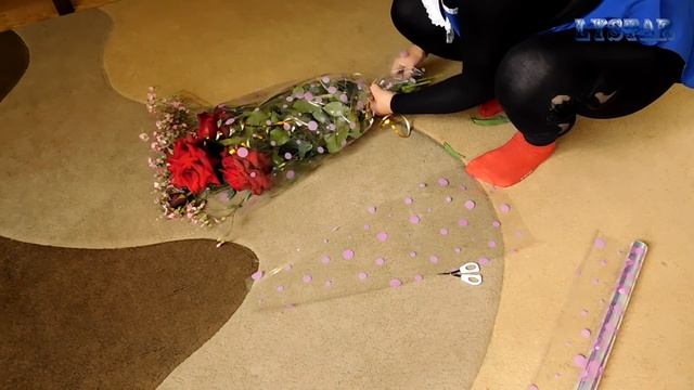 Как сделать букет из своих роз. Недорогой и оригинальный букет своими руками. смотреть онлайн