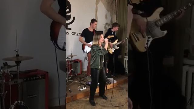 Поёт Теона. Останусь пеплом на губах. смотреть онлайн