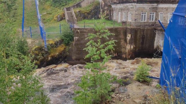 Сброс воды на потухший вулкан Гирвас смотреть онлайн