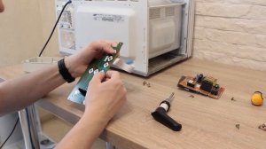 Микроволновка сама включается. Глючит панель управления. Можно ли отремонтировать?