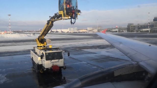 Кольцово, обработка самолета от обледенения. смотреть онлайн