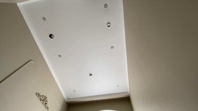 Установка натяжных потолков TEKTUM KM2 в гостиничном комплексе. смотреть онлайн