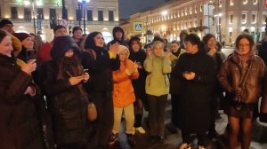 Питер. Фантазер! На Думской выступают уличные музыканты из кавер группы "Айдахо"!