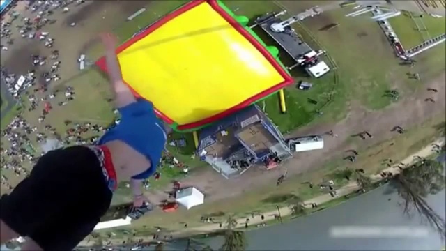 Прыжки на огромную воздушную подушку смотреть онлайн