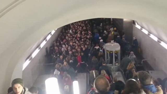 Давка в метро, Белорусская переход на кольцевую смотреть онлайн
