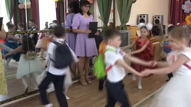 Выпускной бал танец Мы маленькие дети, нам хочется гулять детсада 2 группа Полянка Выпускники 2022 смотреть онлайн