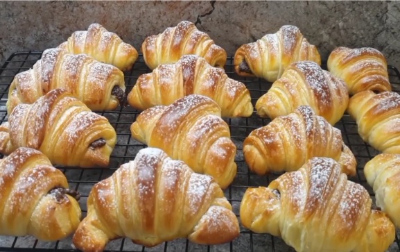 Круассаны с шоколадом из дрожжевого теста смотреть онлайн