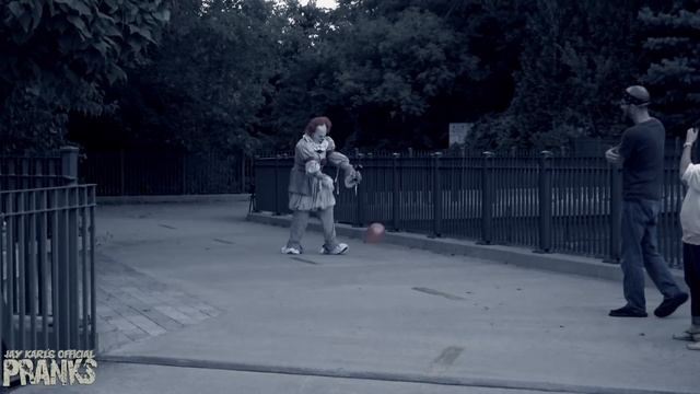 Pennywise The Dancing Circus Clown Halloween Hidden Camera PRANK (Cops Called) смотреть онлайн