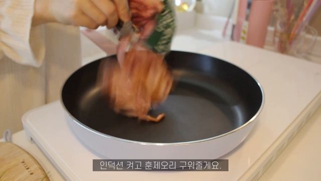 ENG)vlog?갈비탕이랑 김치찜으로 몸보신하고?머핀 만드는 집순이(오리훈제부추볶음,고구마치즈돈까스,자몽주스,한옥마을,카레) смотреть онлайн