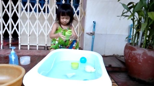 Surprised morning with baby frogs, Cute Little Girl | Ivy смотреть онлайн