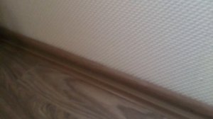 установка плинтуса в гипсокартонную и бетонную стены
