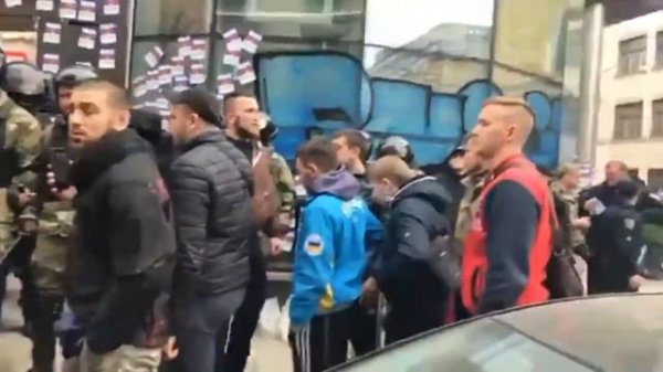 Бойцы батальона Харьков 1 побили блокировщиков Сбербанка России в Харькове