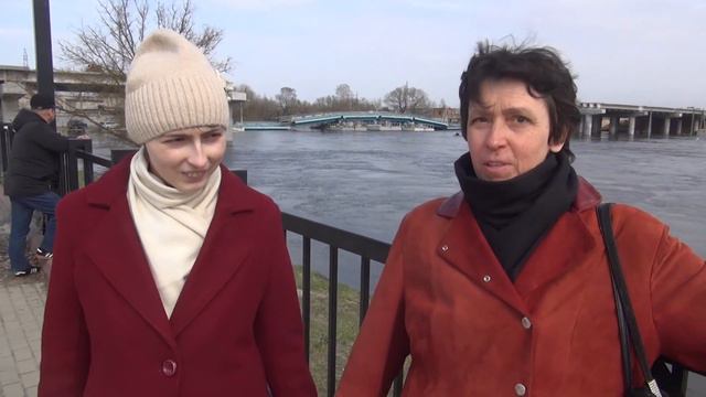 Разлив! Разлив реки! Ангелина с родителями на Набережной смотреть онлайн