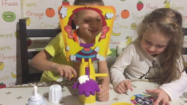 Играем в игру Hasbro Пирог в лицо