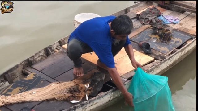 Look, uncle, ride a boat, pay for river fish, you can catch a lot of fish, brothers and sisters. смотреть онлайн