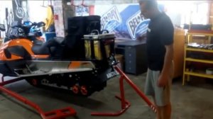 Универсальный подъёмник задней части снегохода