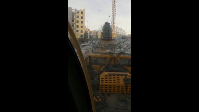 Миксер бетономешалка въехал в кран. смотреть онлайн