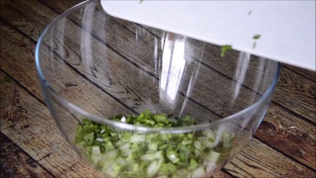 Простой в приготовлении салат "Свежесть" с курицей смотреть онлайн