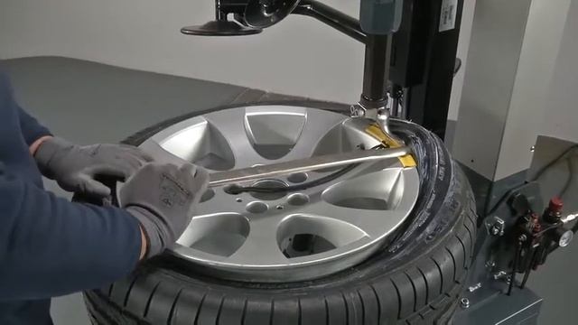 Changing a run flat tyre with an assist arm смотреть онлайн