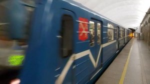 Прибытие метропоезда на станцию Достоевская, Санкт-Петербург
