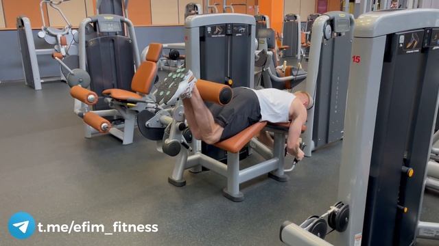Сгибания ног лёжа на тренажёре - техника выполнения смотреть онлайн