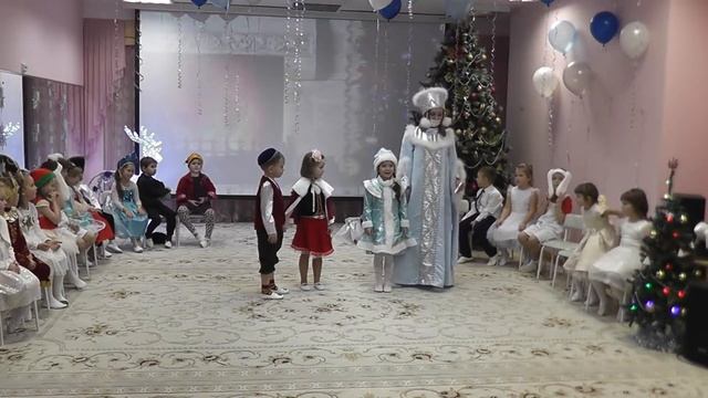 Новогодний утренник в старшей группе "Почемучки" 2020 - 2021гг. Сказка "Снежная Королева". смотреть онлайн