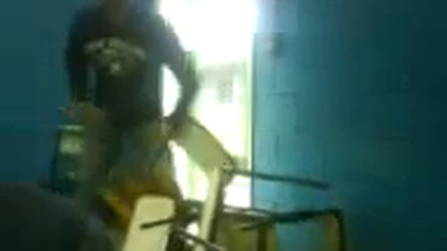 Um louco entra pela porta da sala de aula!.3gp смотреть онлайн