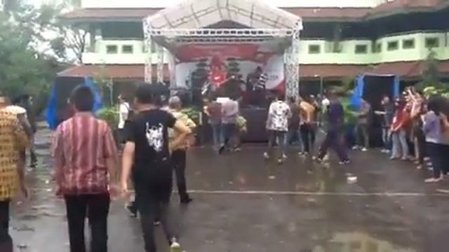 Skip Ranger - Ngupi In The Saturday Night (live) At Sma 83