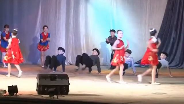 Жюри отбирают лучшие танцевальные коллективы. Март 2012 год. смотреть онлайн