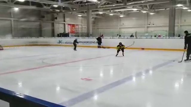 Передача шайбы и бросок по воротам смотреть онлайн