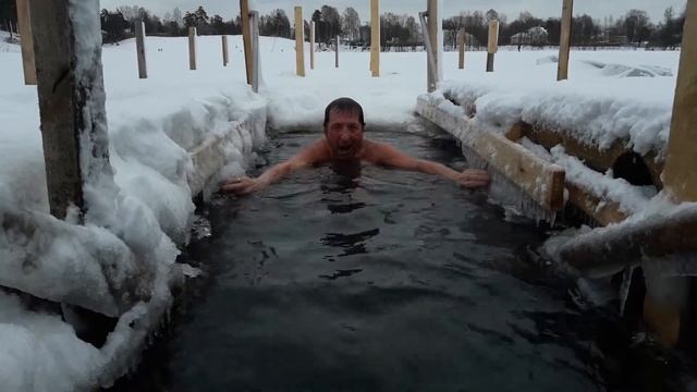 В прорубь,после парной-кайф(зима 2019 год, С.Петербург,Верхне-Суздальское озеро.Баня.) смотреть онлайн