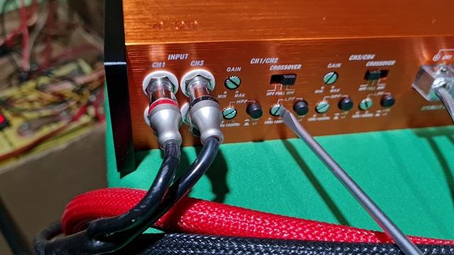 как поканально подключить динамики к усилителю на примере мидбаса и твитера