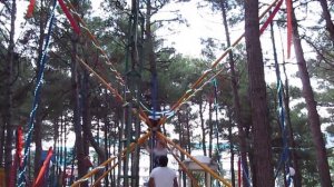 девочка Аня прыгает на батуте