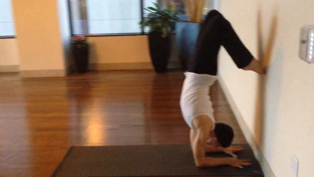Yoga Tutorial: Scorpion Pose at the Wall смотреть онлайн