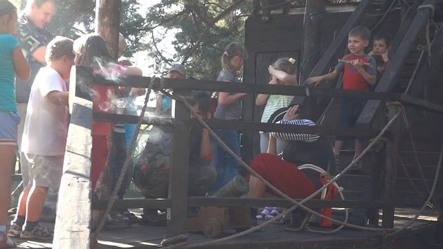 Пиарты Мадагаскара стреляют из пушки.MTS смотреть онлайн