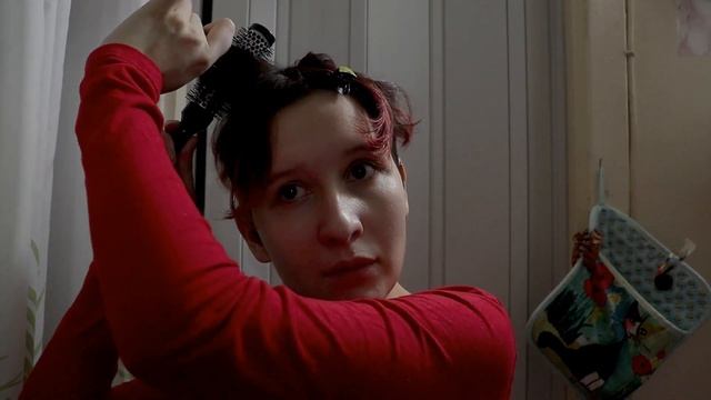 Как завить короткие волосы брашингом с помощью фена|How to curl short hair with a hair dryer смотреть онлайн
