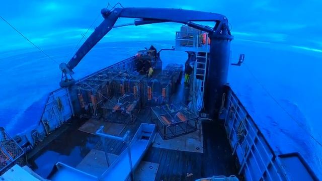 Setting Golden King crab pots off the Aleutian Islands of Alaska смотреть онлайн