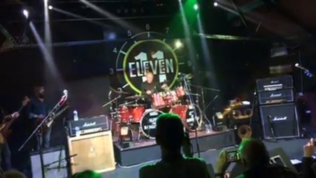 Brian Downey’s Alive And Dangerous Sha La La drum solo смотреть онлайн