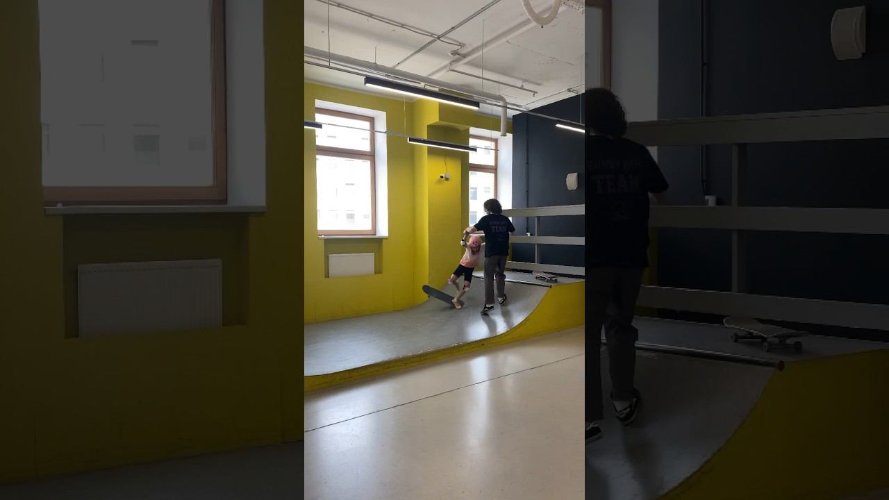 Такое бывает и скейт улетает. Тренировка по скейту в парке BunnyHop ЦДМ. смотреть онлайн