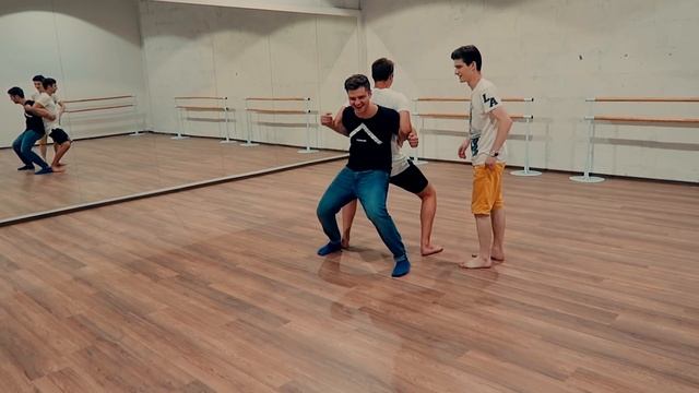 3 парня 33 позы – АЛФАВИТ ЧЕЛЛЕНДЖ смотреть онлайн