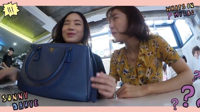 What's in my bag ft. Kimdao! Prada vs Louis Vuitton смотреть онлайн