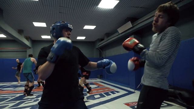 Как тренируются новички в кикбоксинге. Первый спарринг. смотреть онлайн