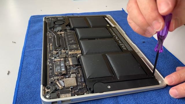 เปลี่ยนแบต MacBook Air 11 นิ้ว | How to replace battery in MacBook Air 11" (Early 2014) Model 1645 смотреть онлайн