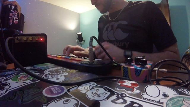 Экспериментальная музыка с переделанным детским синтезатором и кастомной delay примочкой. смотреть онлайн