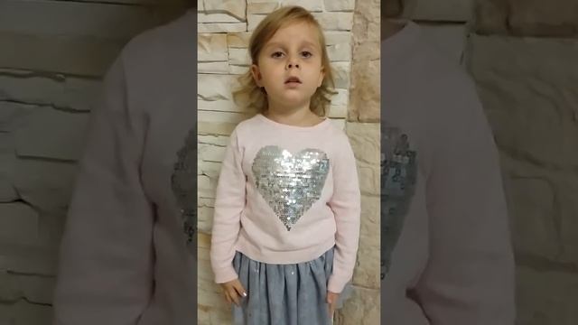 Маленькая девочка читает стих "люди" смотреть онлайн