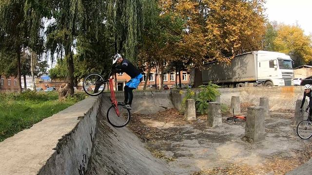 Trial Bikes - Катим в бассейне смотреть онлайн