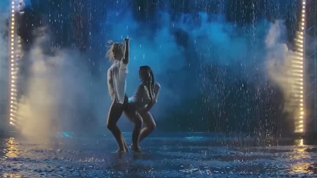 Dancing In The Dark - Music video смотреть онлайн